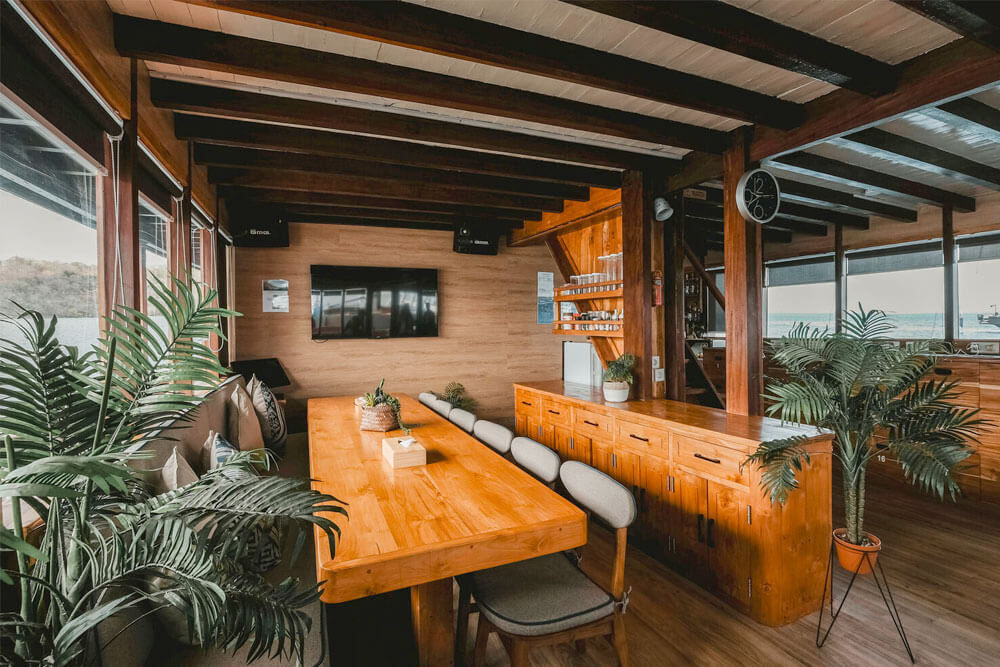 Top-deck lounge