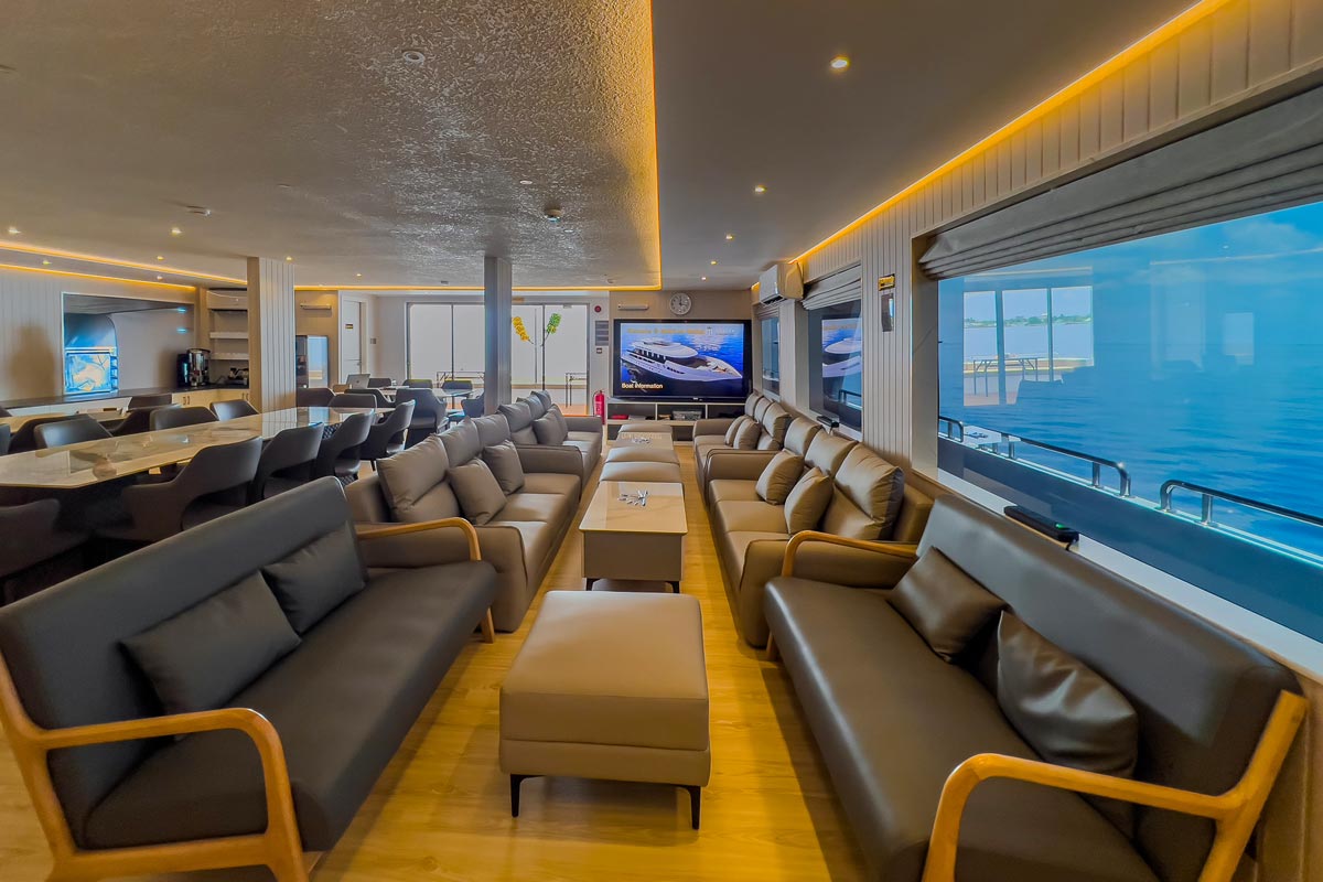 Upper-deck lounge